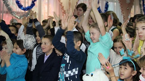 Депутаты привозят подарки
